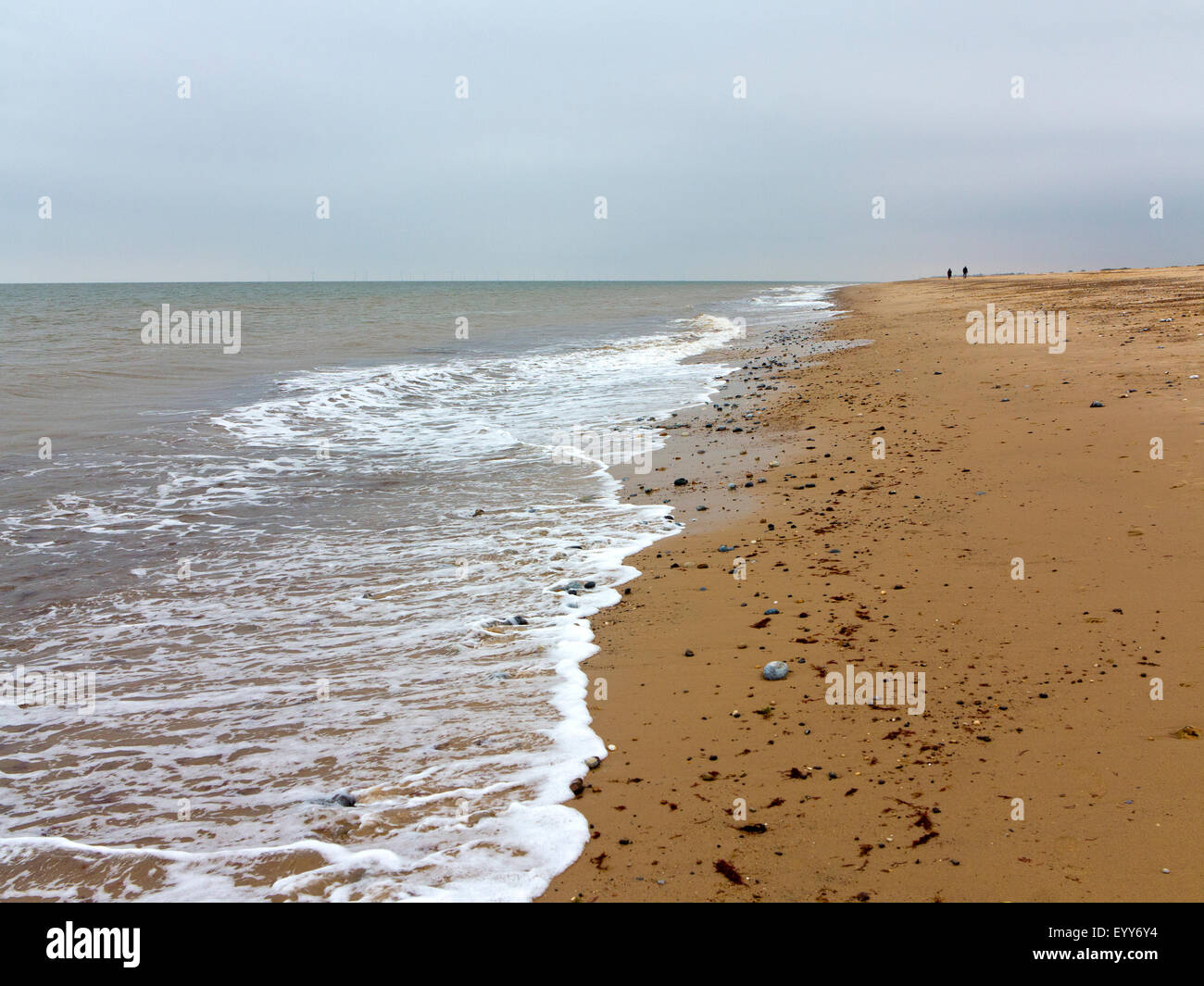 Langen, sandigen Strand mit sanften Wellen am Ufer an einem trüben Tag-Norfolk-Küste England Stockfoto