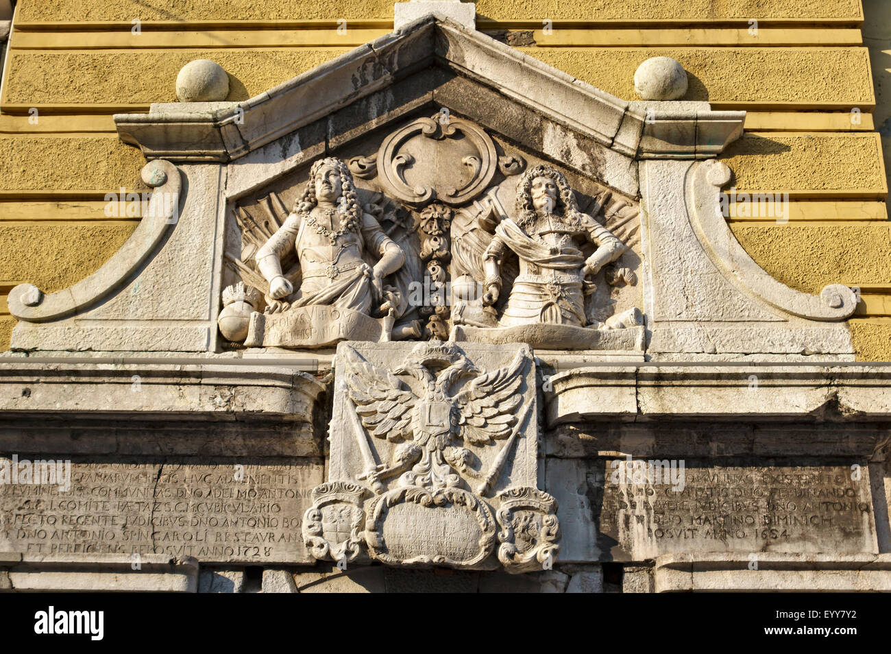 Der Korzo, Rijeka, Kroatien. Der City Tower. Freuen Sie sich auf Büsten der Habsburger Kaiser Leopold I und Charles VI Stockfoto