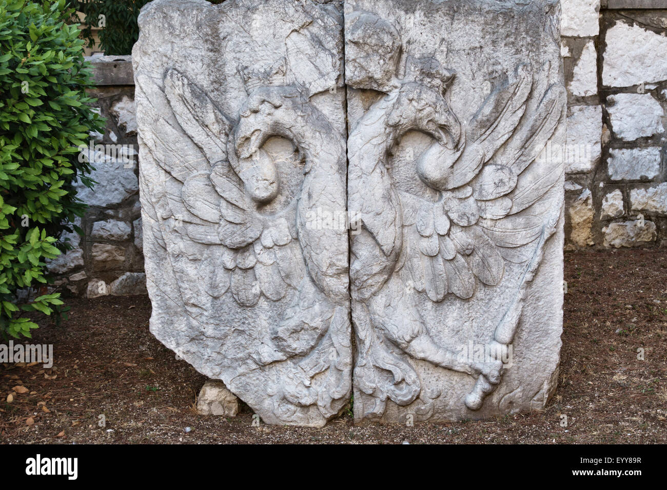 Rijeka, Kroatien. Im Außenbereich steht das Schifffahrtsmuseum Schnitzwerk der habsburgische Doppeladler, Symbol für Österreich und Ungarn Stockfoto