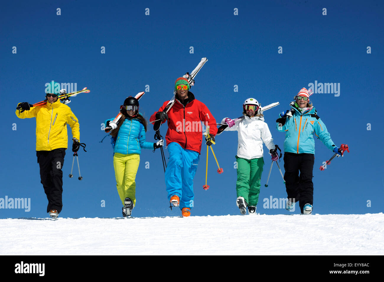 Walking mit Ski auf der Schulter, Frankreich, Savoyen, La Plagne Stockfoto