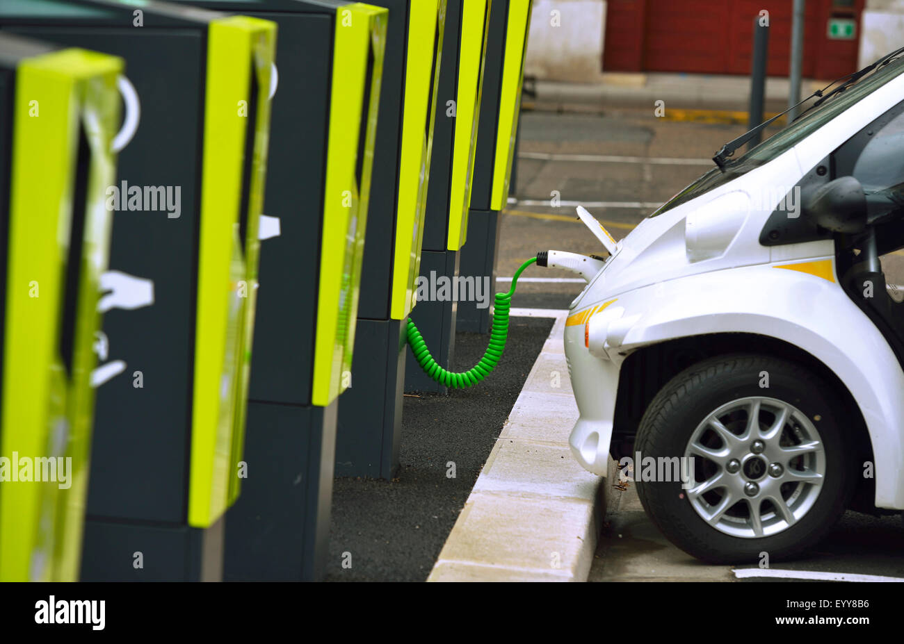 Elektro-Auto an der Ladestation, Frankreich Stockfoto