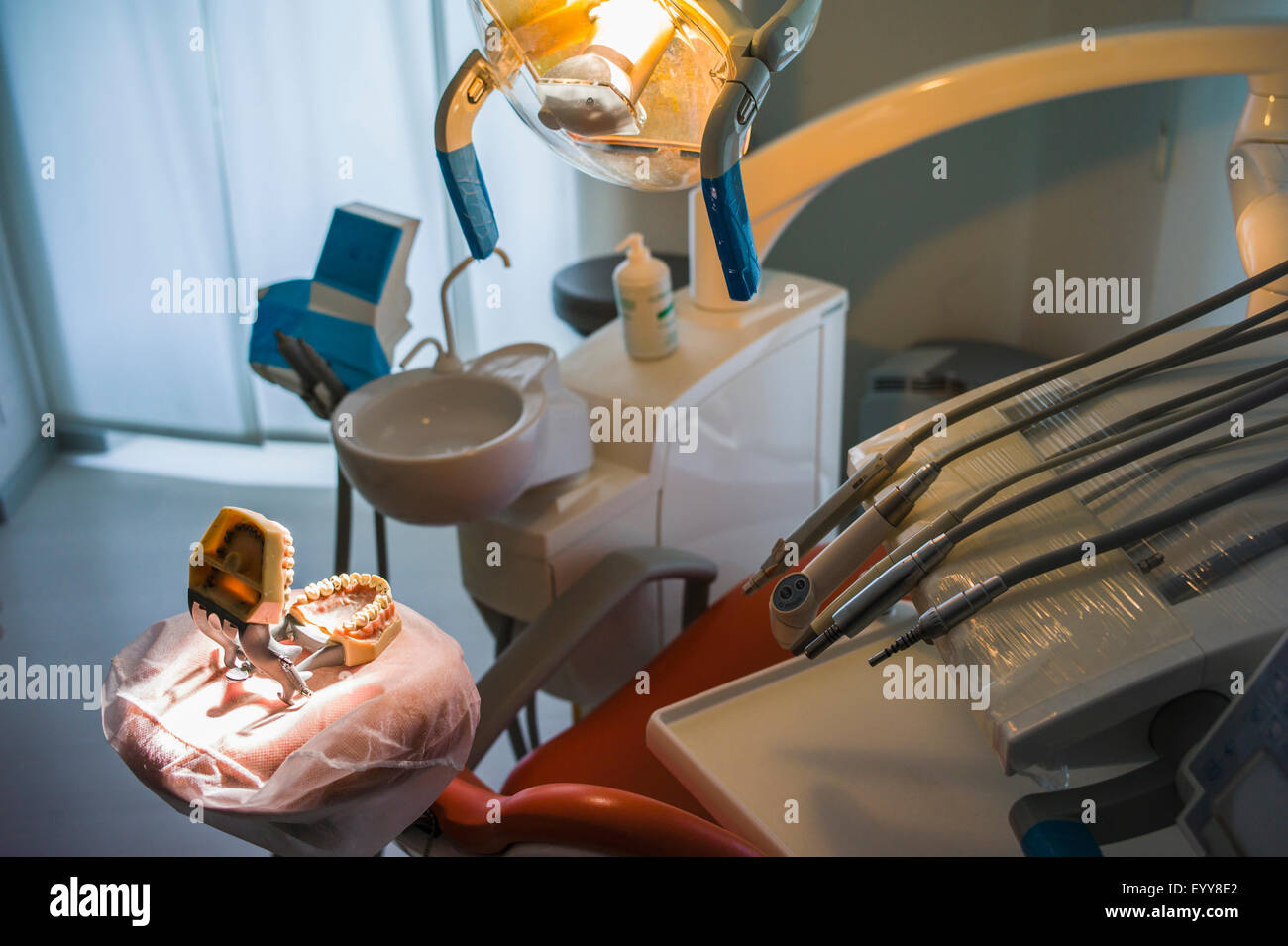 Leerer Stuhl und Zahnersatz im Büro des Zahnarztes Stockfoto