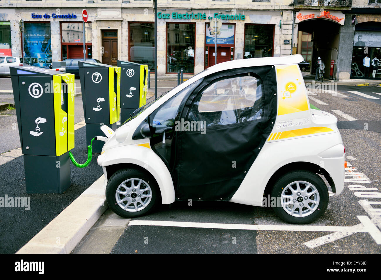 Elektro-Auto an der Ladestation, Frankreich Stockfoto