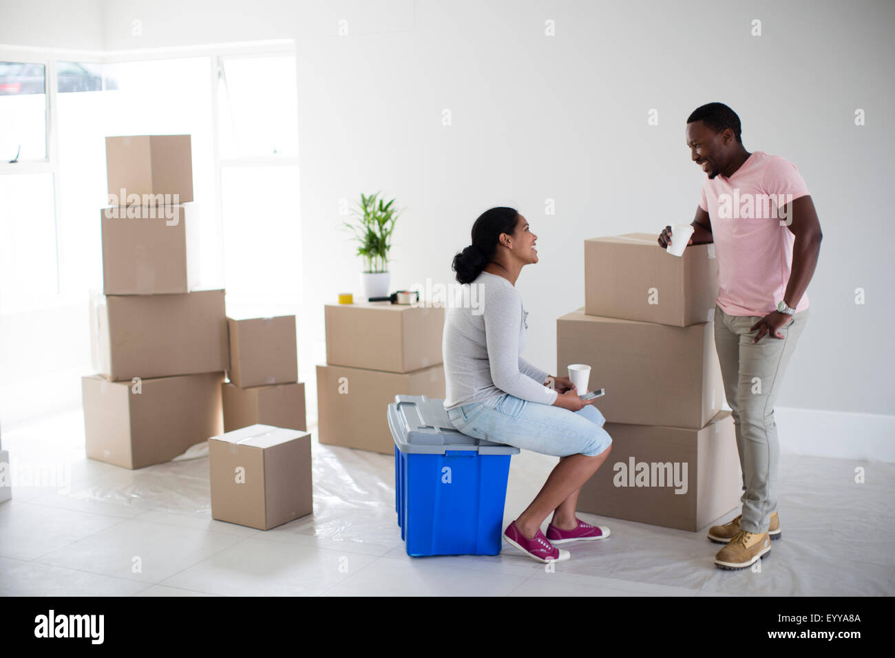 Paar mit Karton Boxen im neuen Zuhause Stockfoto