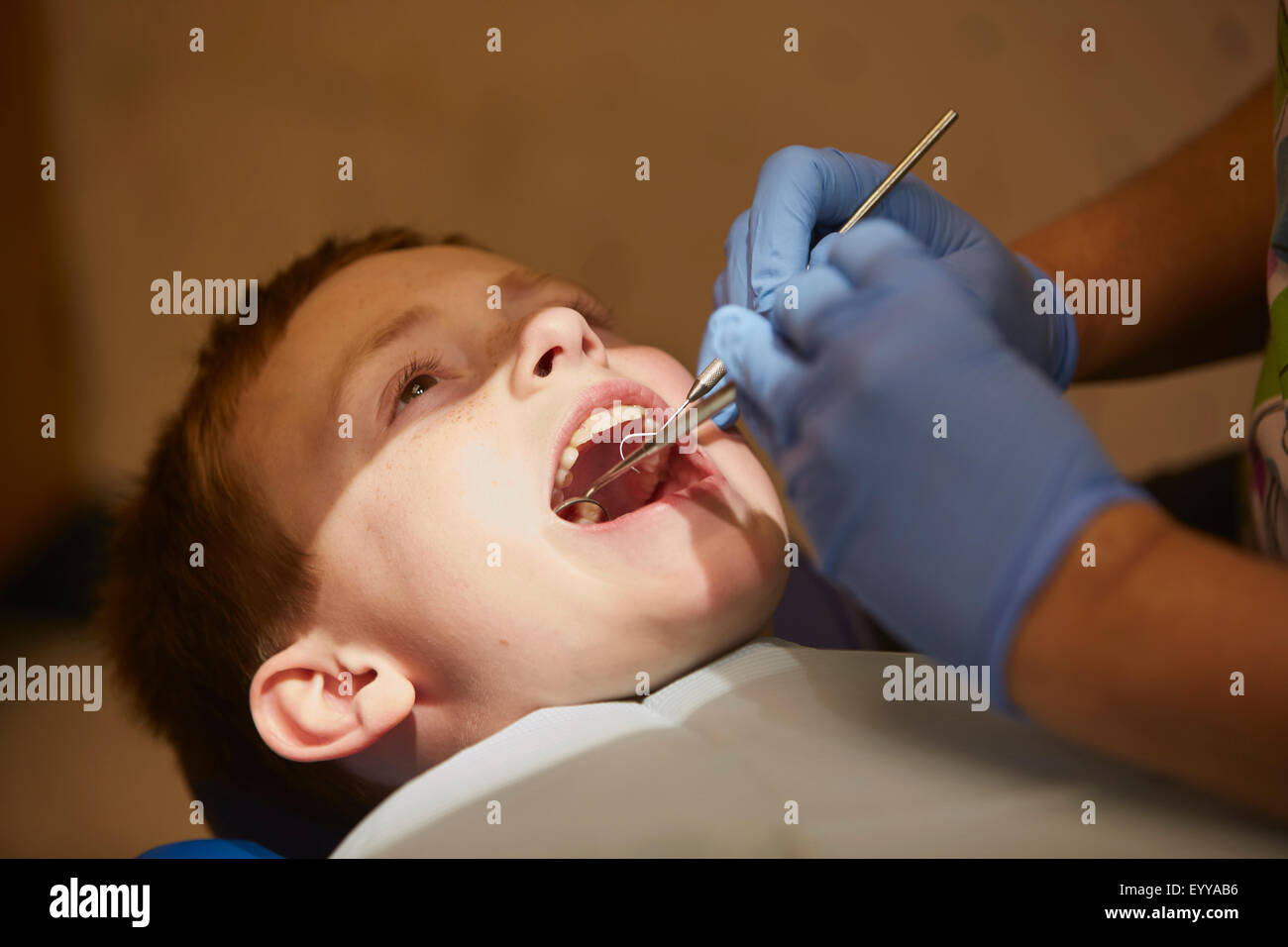 Kinderzahnarzt Zähne des Patienten zu prüfen Stockfoto