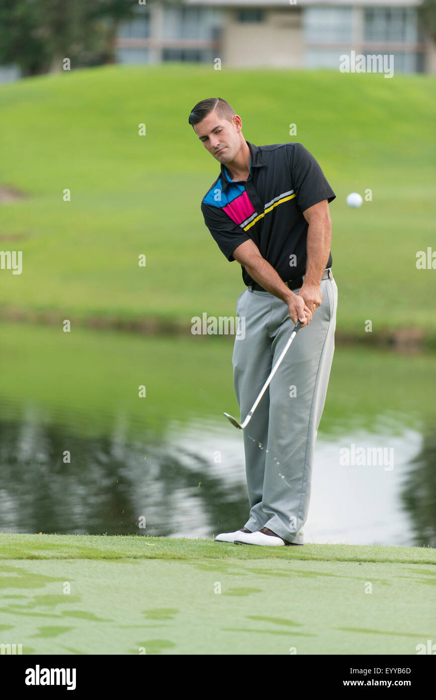 Kaukasischen Mann chipping auf Golfplatz Stockfoto