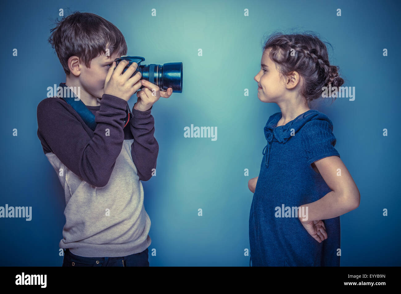 Teenager, die etwa sieben Jahre altes Mädchen in der Profe fotografiert Stockfoto