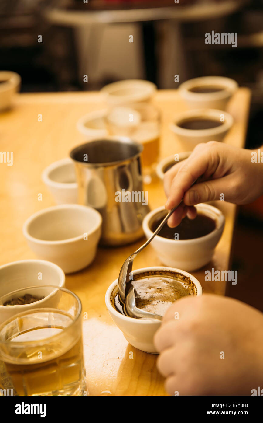 Kaukasische Barista Verkostung Kaffee in Coffee-shop Stockfoto