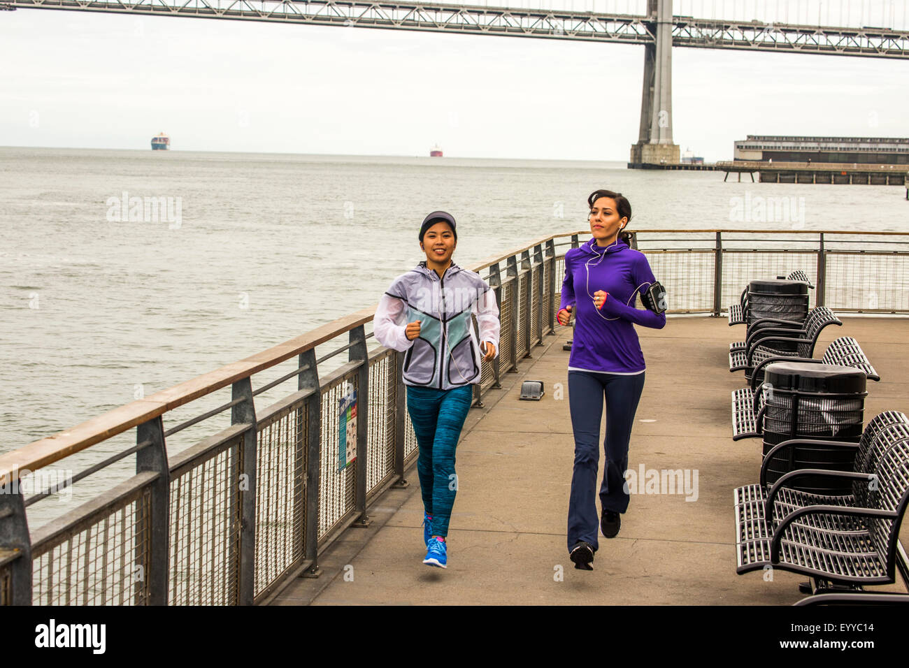 Erhöhte Ansicht von Frauen laufen im waterfront Stockfoto