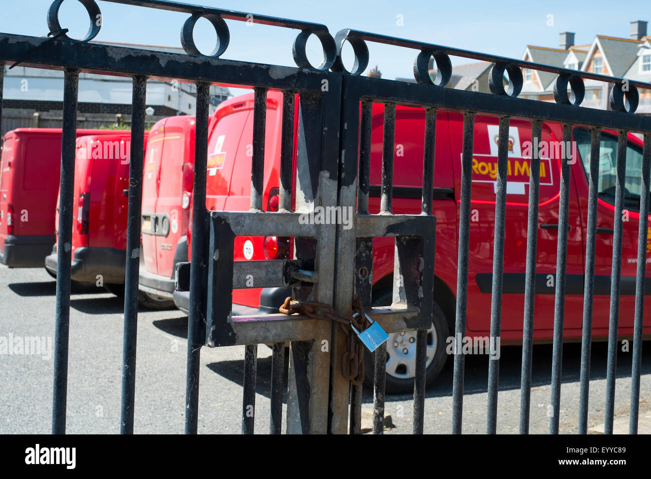 Royal Mail Lieferwagen gesperrt Lieferung Büro Parkplatz an der Bude, Cornwall, England, UK Stockfoto