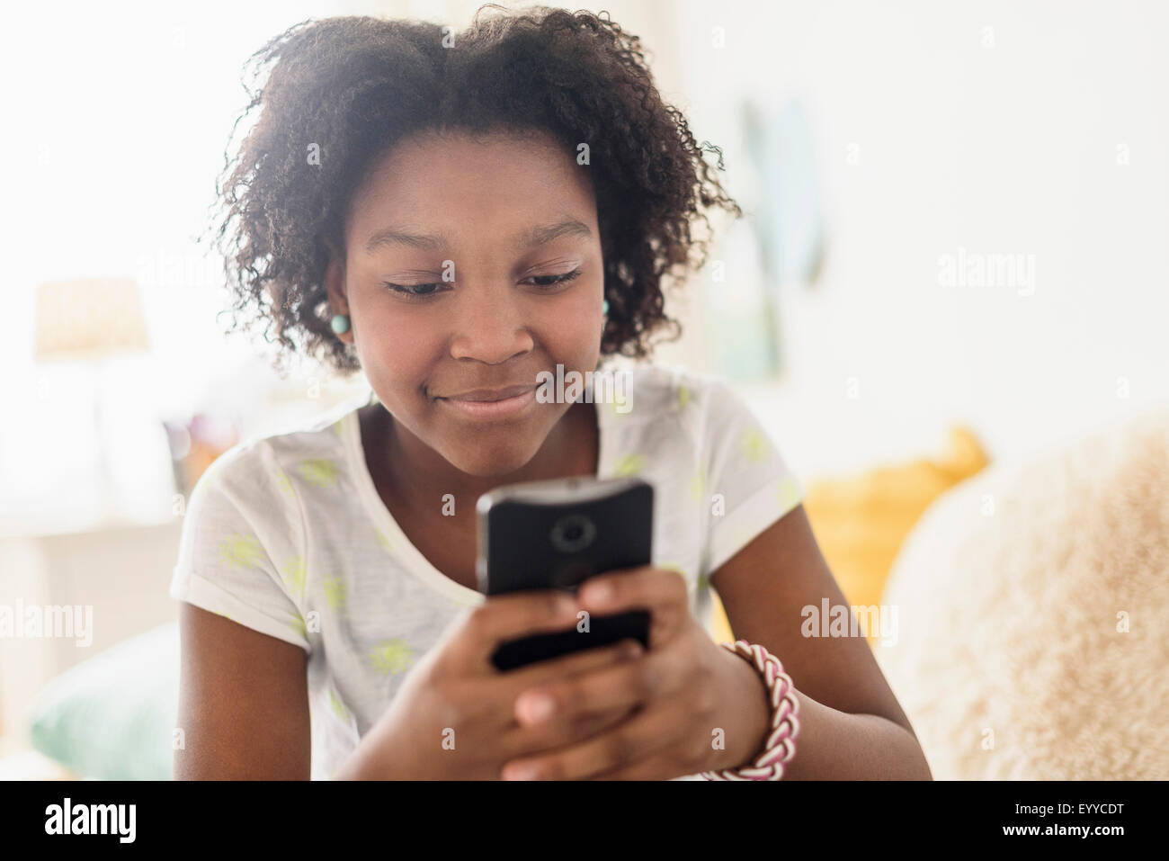 Nahaufnahme von schwarzes Mädchen mit Handy Stockfoto