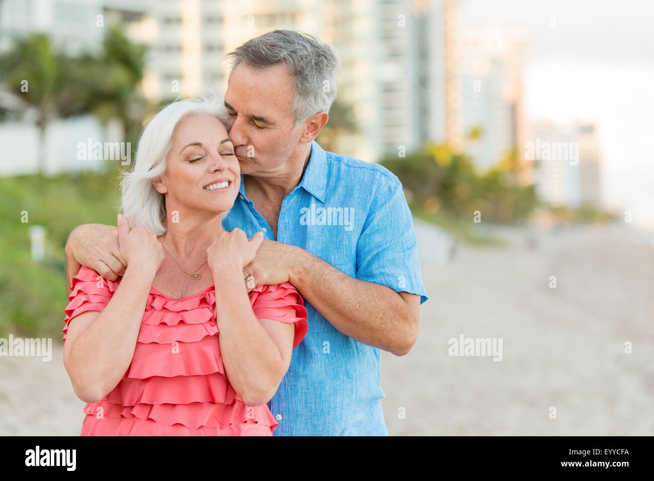 Ältere Kaukasischen Paare am Strand Stockfoto