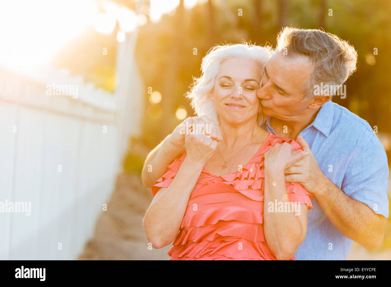 Ältere kaukasischen paar küssen am Strand Stockfoto