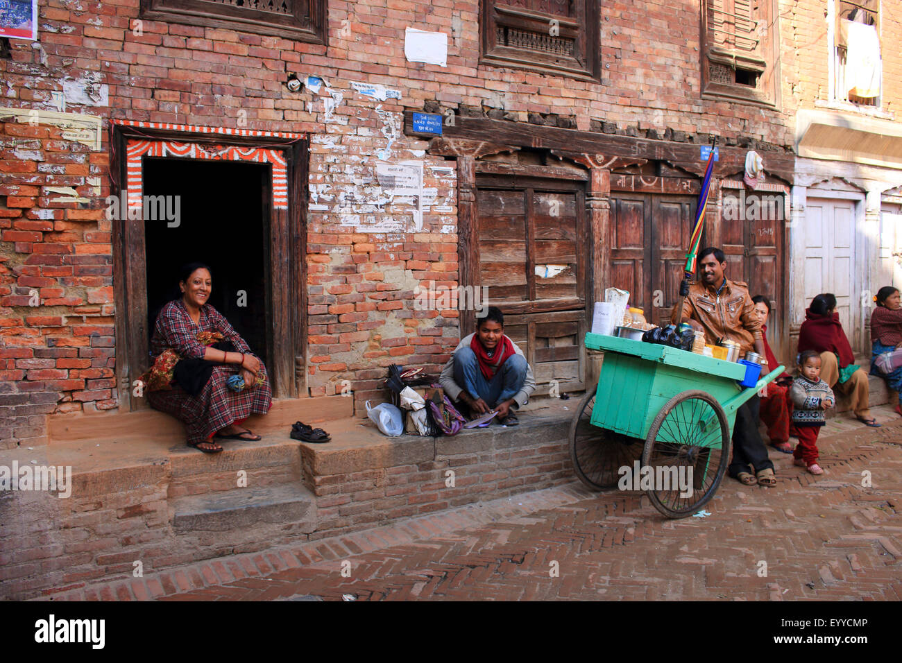 Menschen in der alten Stadt Bhaktapur, Nepal, Kathmandu Stockfoto