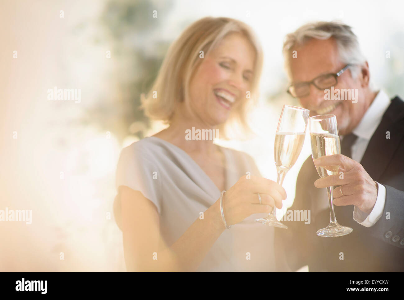Lächelnd, ältere kaukasischen paar Toasten mit Champagner Stockfoto