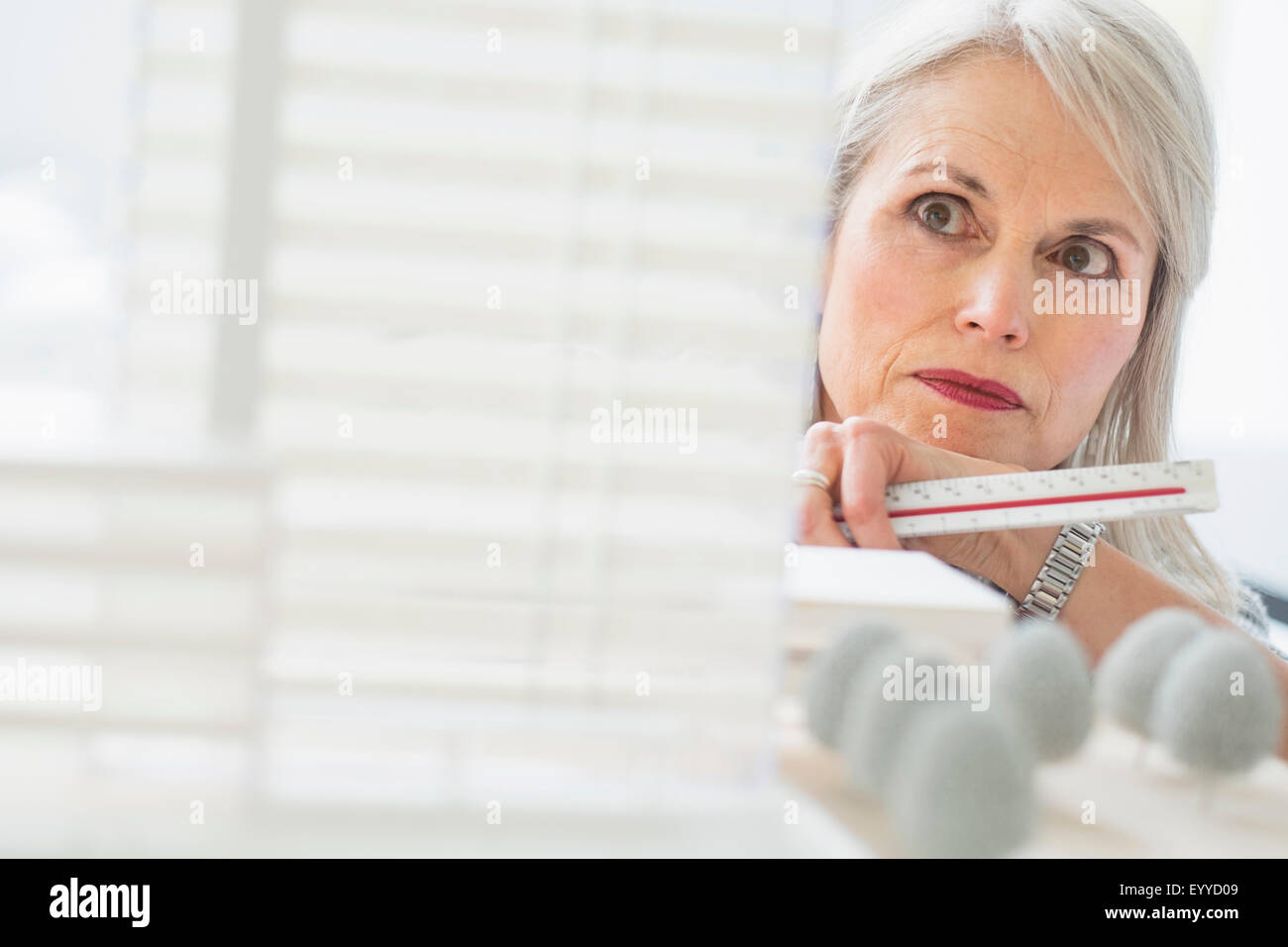 Ältere kaukasischen Architekt Prüfung Modell im Büro Stockfoto