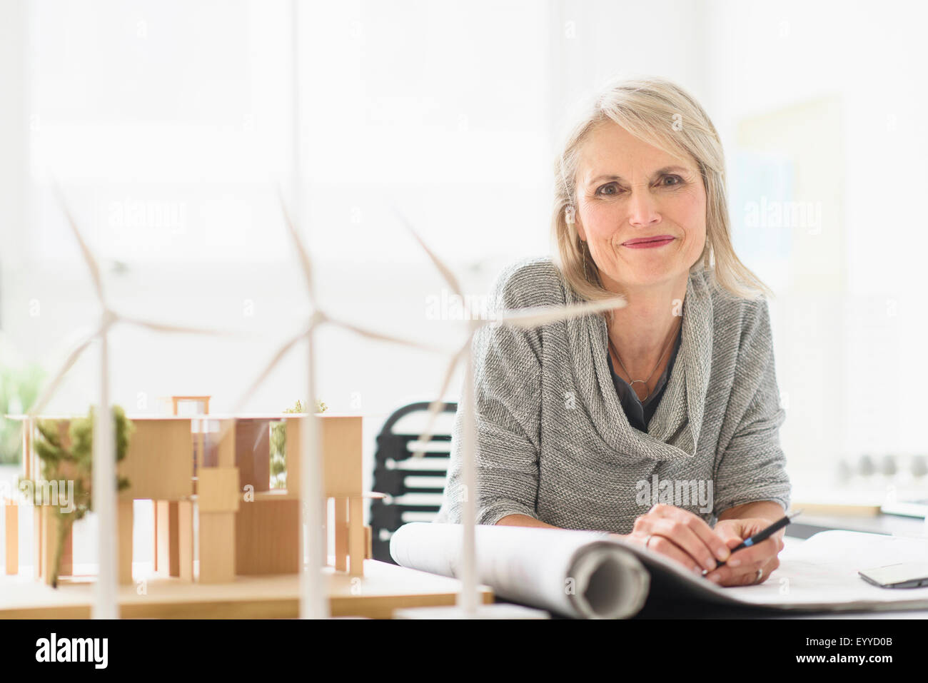 Ältere kaukasischen Architekt im Büro sitzen Stockfoto