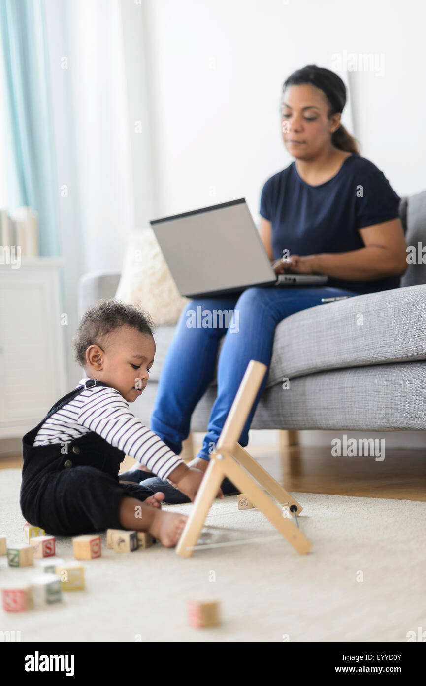Gemischte Rennen Mutter und Baby Sohn im Wohnzimmer entspannen Stockfoto
