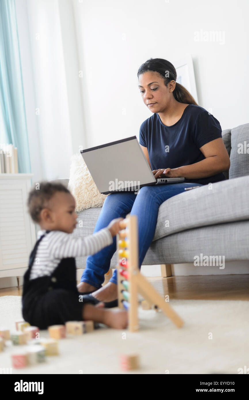 Gemischte Rennen Mutter und Baby Sohn im Wohnzimmer entspannen Stockfoto