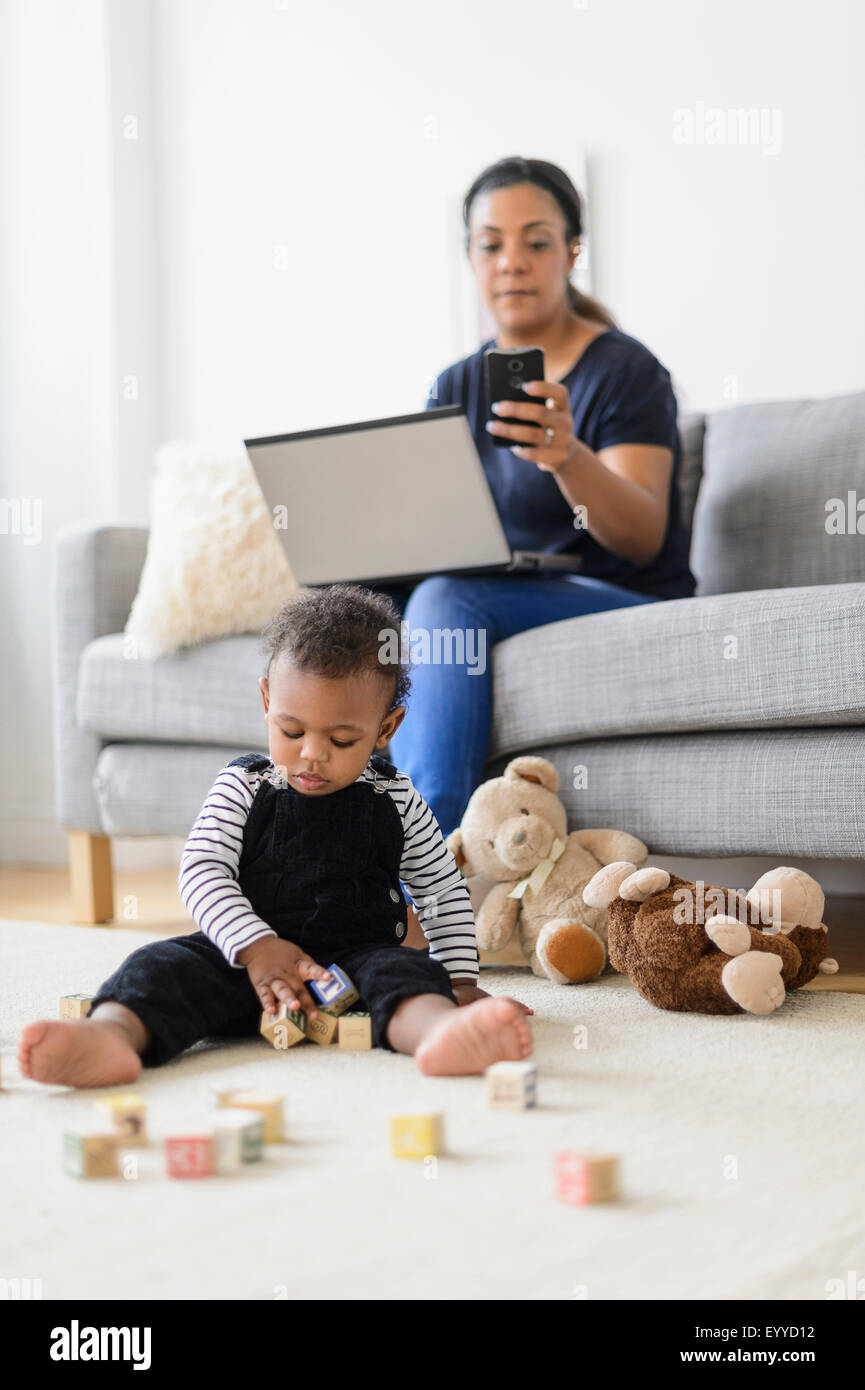 Gemischte Rennen Mutter und Baby Sohn im Wohnzimmer entspannen Stockfoto
