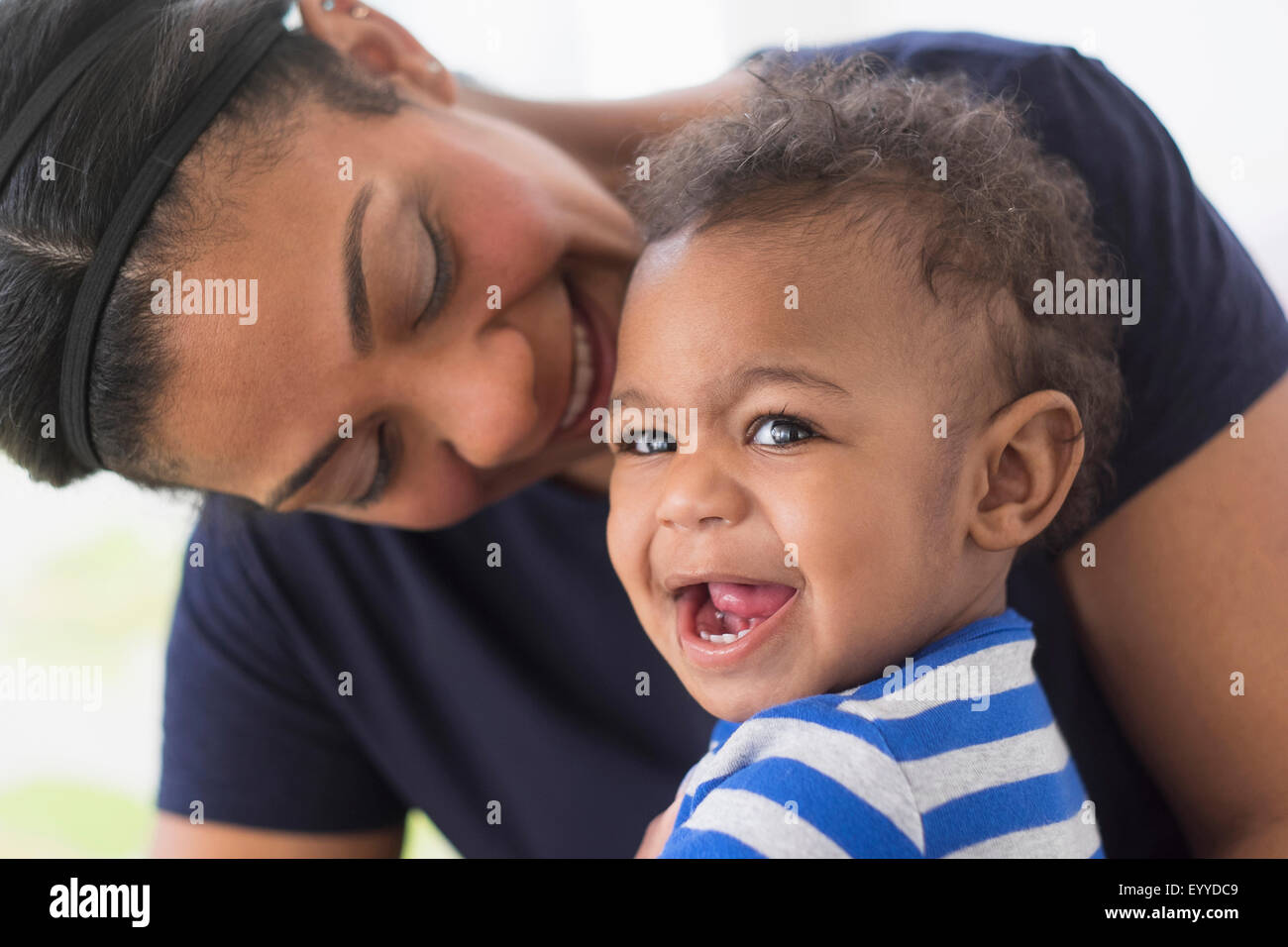 Nahaufnahme von Mischlinge Mutter und baby Sohn lachen Stockfoto