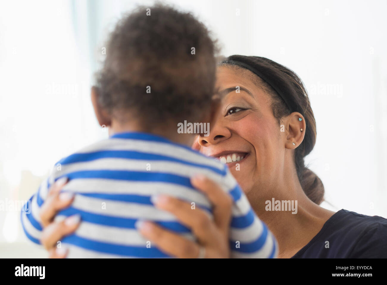 Nahaufnahme von Mischlinge Mutter mit Baby Sohn Stockfoto