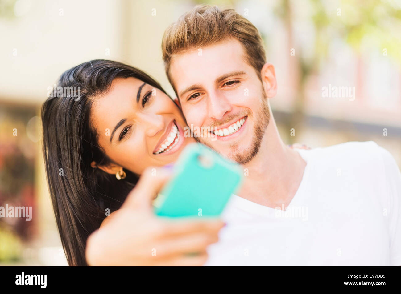 Close up Portrait of Hispanic paar nehmen Selfie im freien Stockfoto