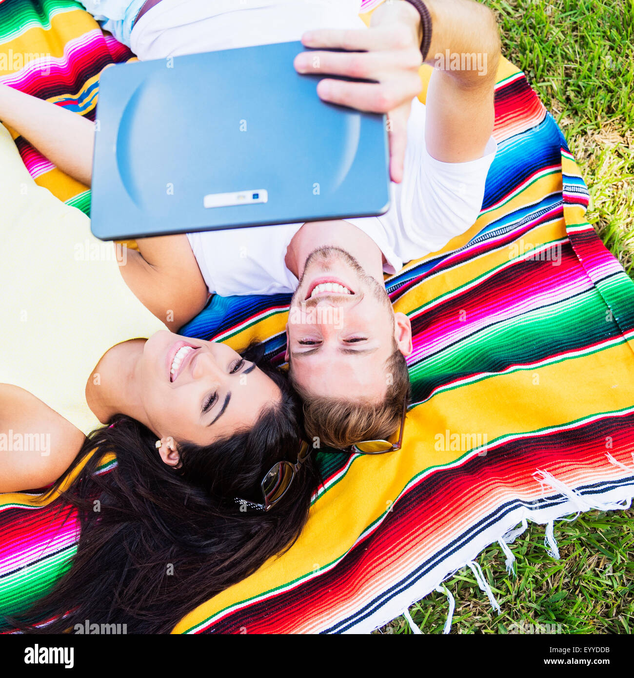 Hispanische paar nehmen Selfie auf Decke im park Stockfoto
