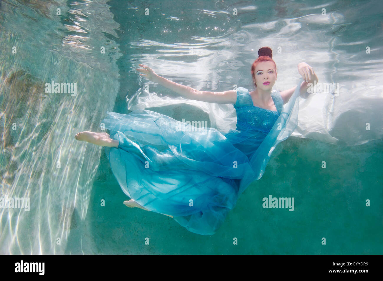 Unterwasser-Blick des kaukasischen Frau im Kleid, Schwimmen im pool Stockfoto