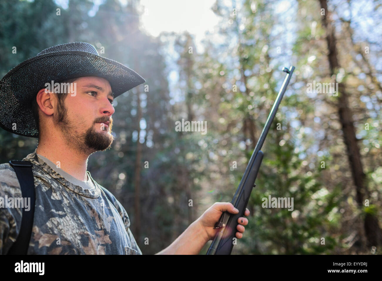 Kaukasische Jäger mit Pistole im Wald Stockfoto
