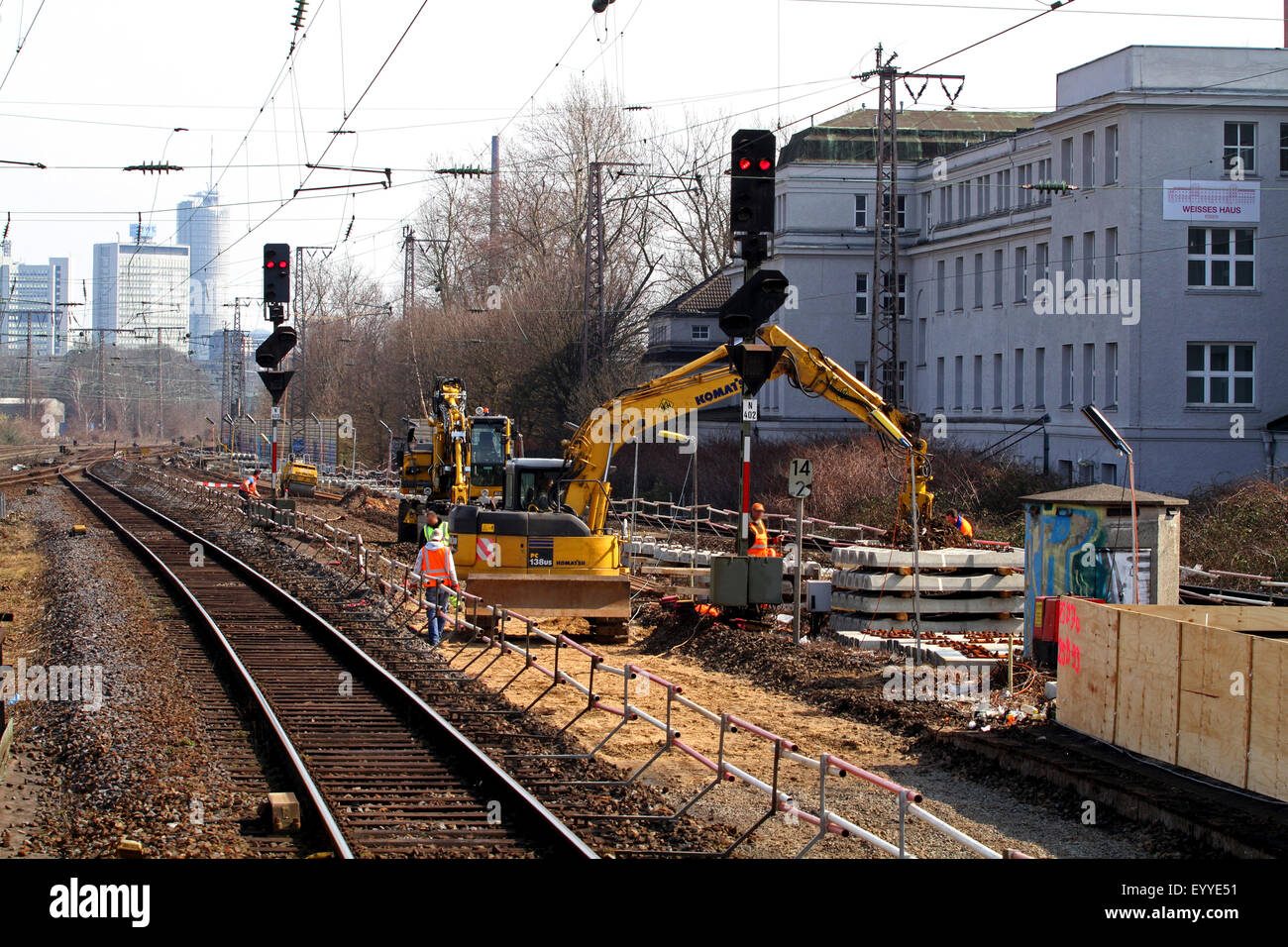 Bahnbau mit Schiene-Roader Bagger, Deutschland Stockfoto