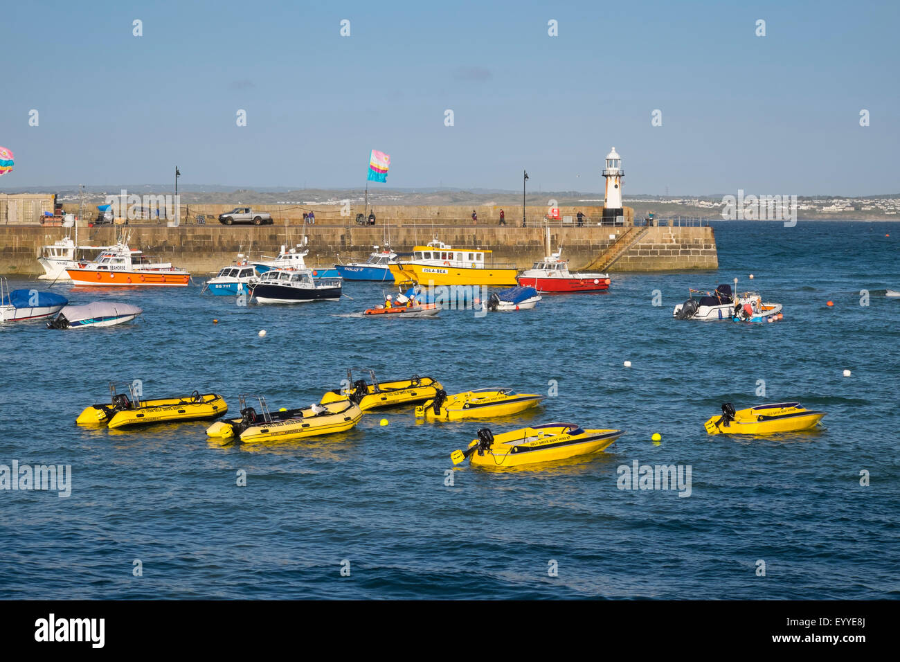 Gelbe Vermietung Boote vertäut im Hafen von St. Ives, Cornwall, England, UK Stockfoto