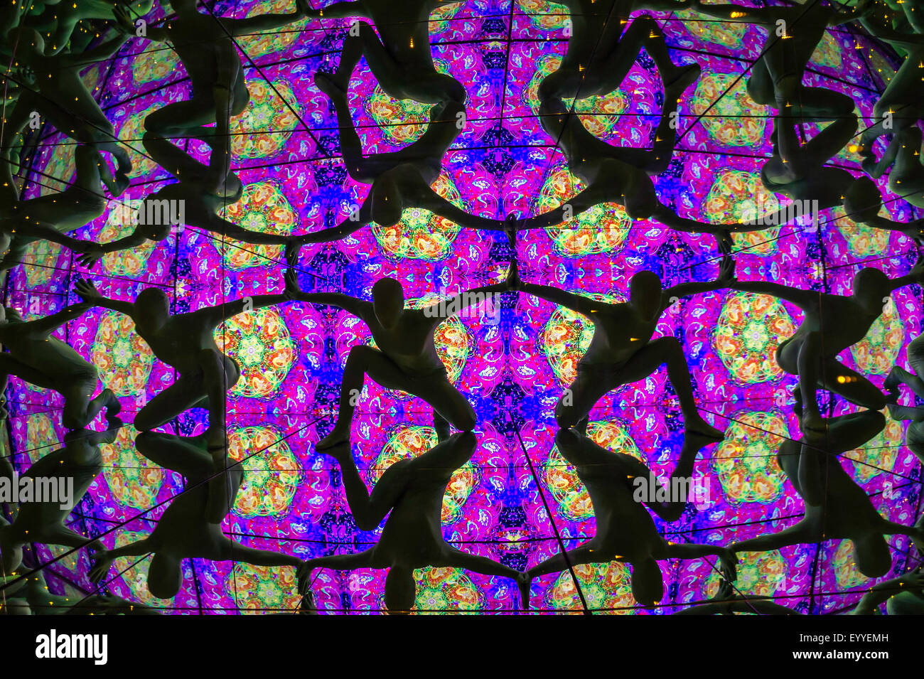 Edinburgh, UK, 5. August 2015. Italienische Dance Company Diskothek Machine, wer beim Edinburgh Fringe Festival durchführen, steigen Sie in den riesigen Kaleidoskop an Edinburghs Camera Obscura. Tänzer: David Labanca und Gianmarco Pozzoli Credit: Jeremy Abrahams / Alamy Live News Stockfoto