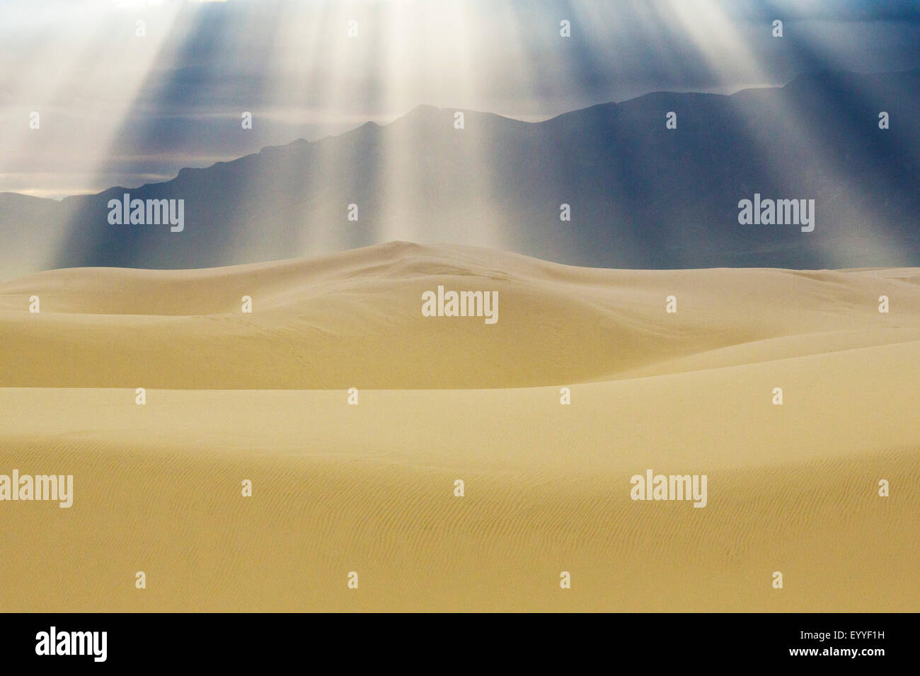 Sonnenstrahlen über Sanddünen, White Sands National Monument, New Mexico, Vereinigte Staaten Stockfoto