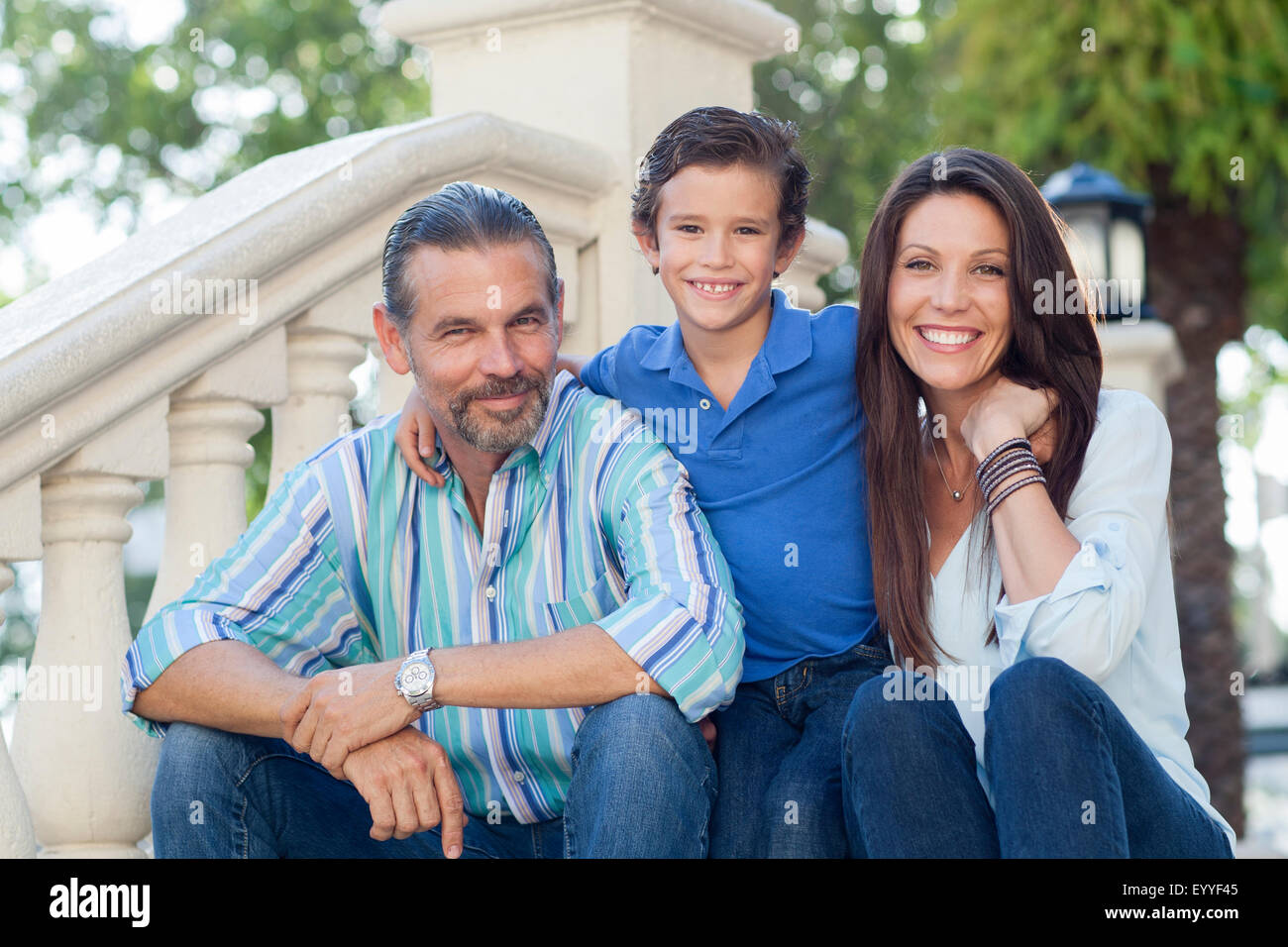 Kaukasische Mutter, Vater und Sohn auf vorderen stoop Stockfoto