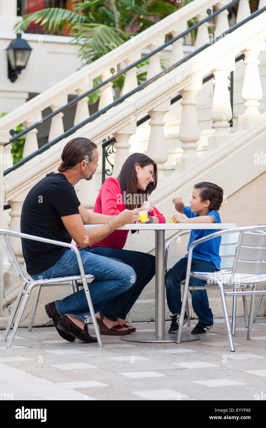 Kaukasische Familie Essen im Straßencafé Stockfoto