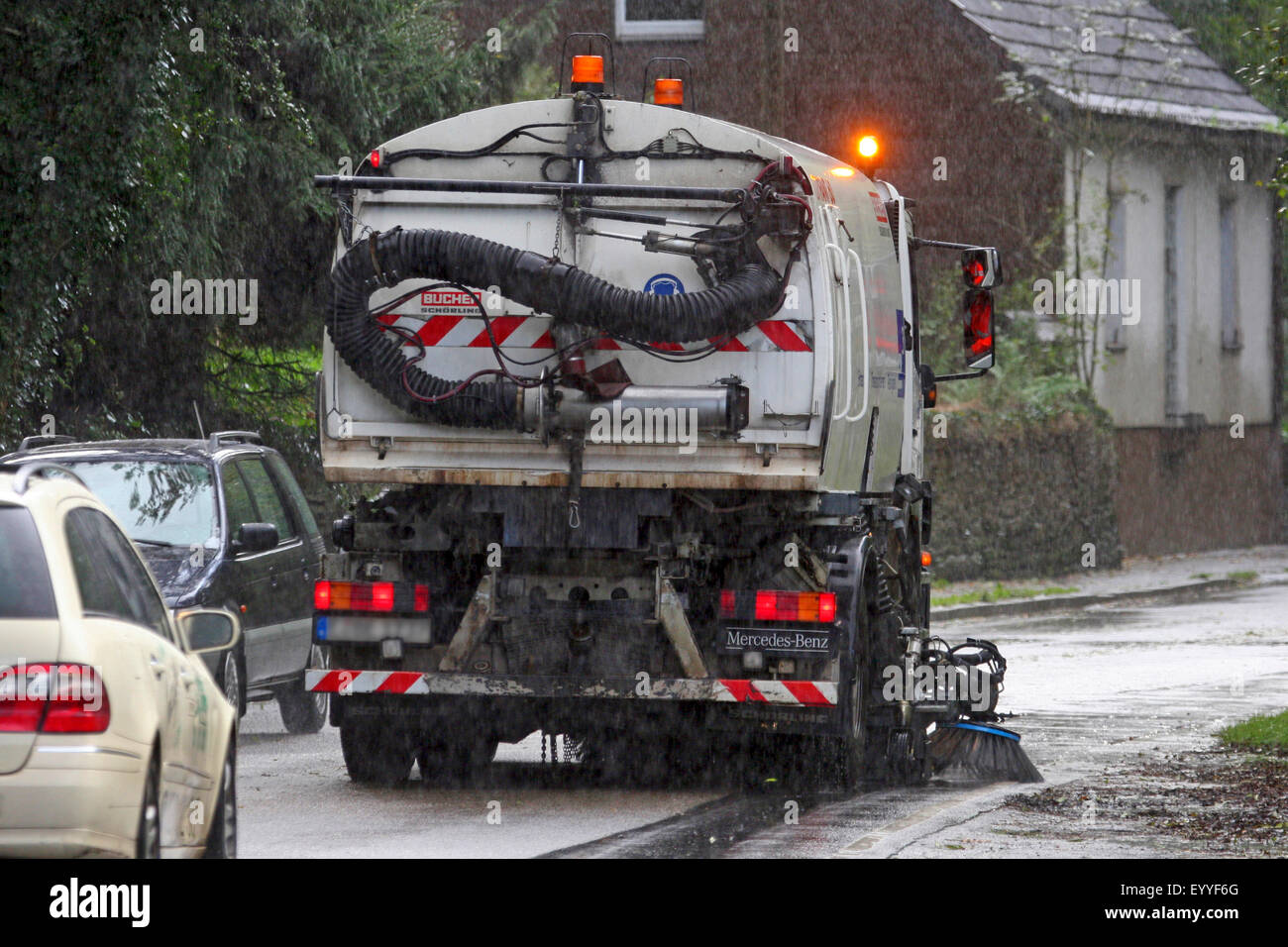 Kehrmaschine bei Regenwetter, Deutschland Stockfoto