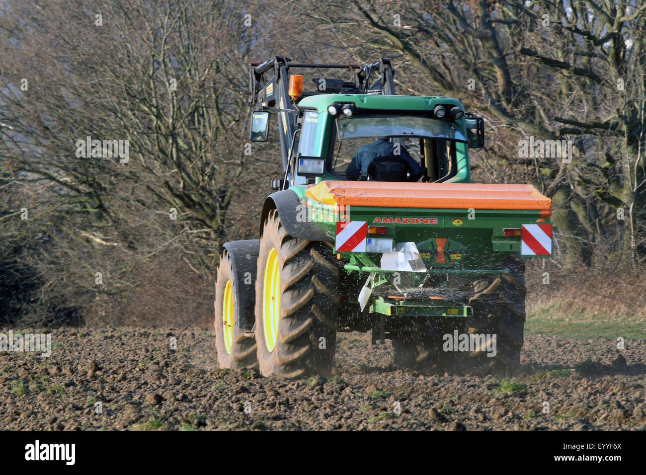 Landwirt Düngung Feld, Deutschland Stockfoto