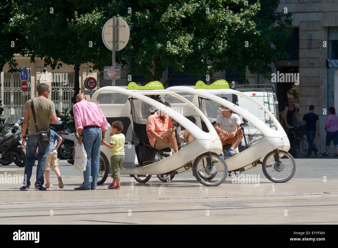 Menschen Schlange, um eine Fahrradrikscha mieten pedal Taxi Cab im Stadtzentrum von Bordeaux, Frankreich Stockfoto