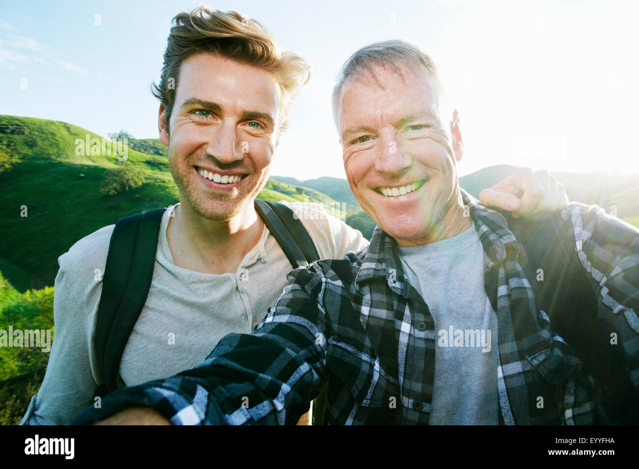 Kaukasische Vater und Sohn nehmen Selfie auf ländlichen Hügel Stockfoto