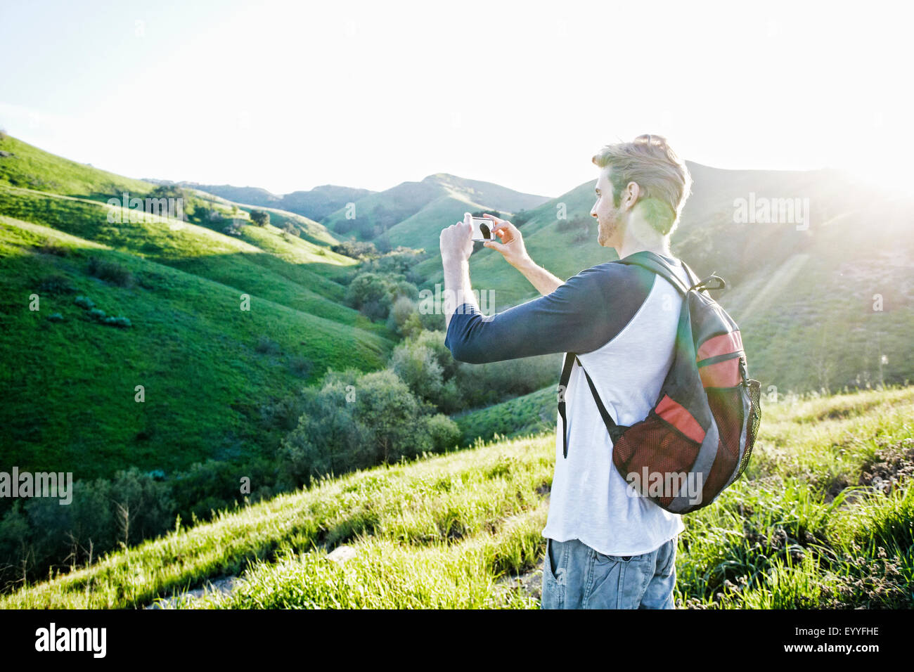 Kaukasischen Mann Fotografieren Panoramablick vom ländlichen Hügel Stockfoto