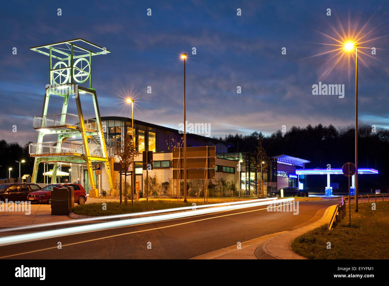 Autobahn-Raststätte Beverbach der Autobahn A 40 mit Förderturm in der Nacht, Dortmund, Ruhrgebiet, Nordrhein-Westfalen, Deutschland Stockfoto