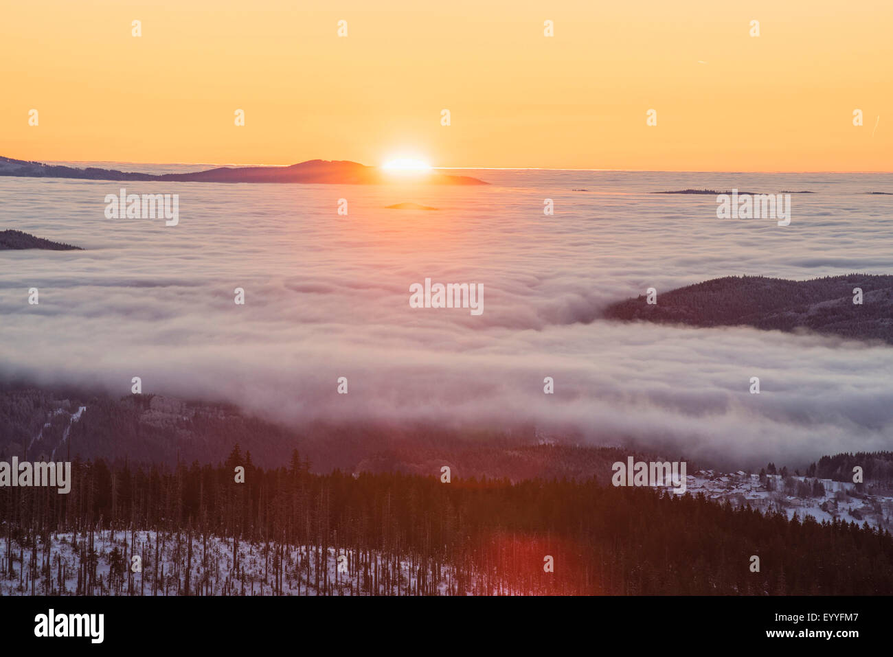 Sonnenuntergang über Berg Lusen in Winter, Deutschland, Bayern, Nationalpark Bayerischer Wald Stockfoto