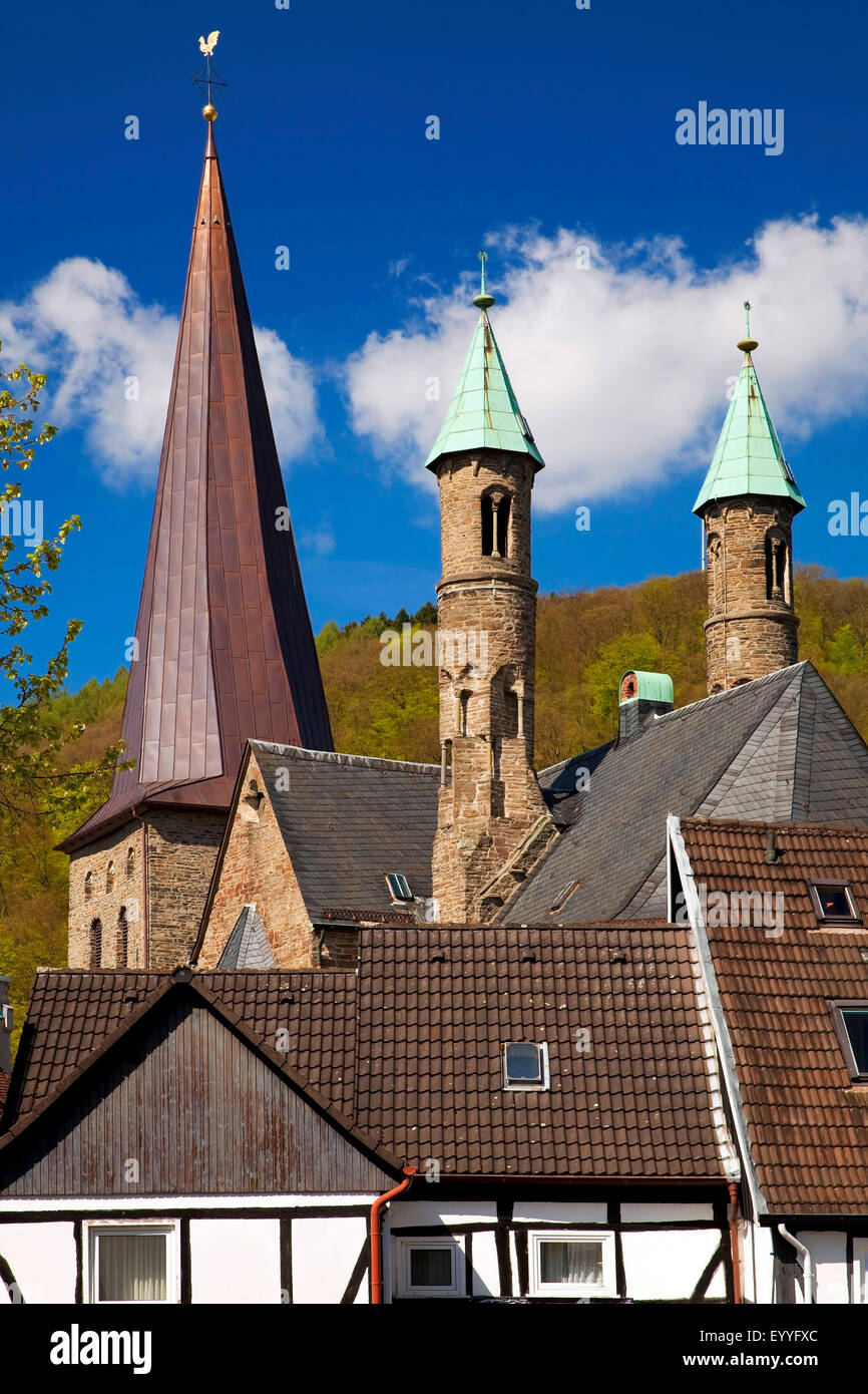 Evangelische Kirche Christuskirche und Fachwerkhäusern, Plettenberg, Sauerland, Nordrhein-Westfalen, Deutschland Stockfoto