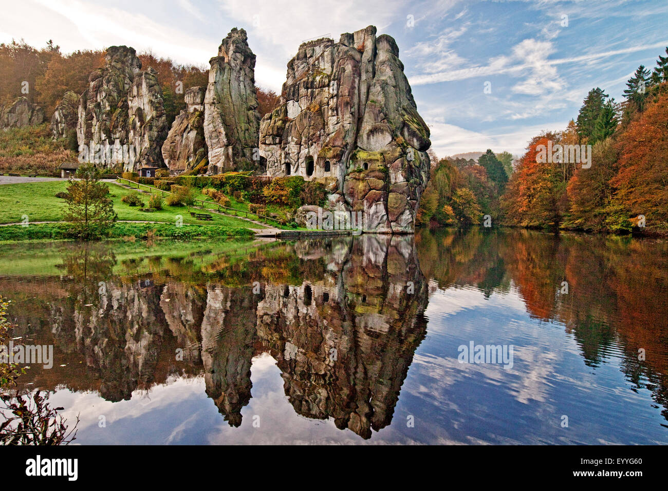 Externsteine, Sandsteinsäulen und Wiembecke Teich im Herbst