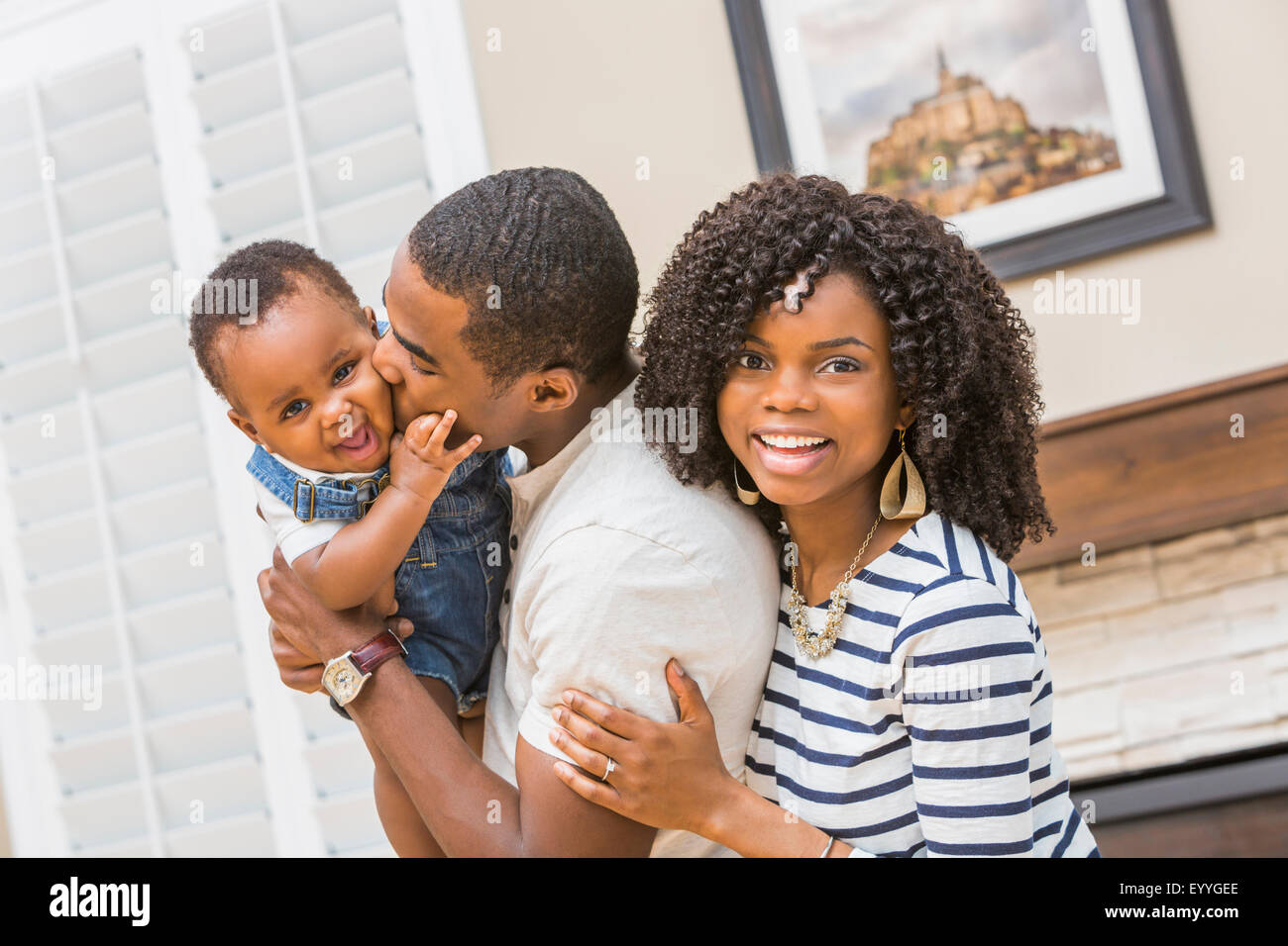 Schwarze Familie spielen im Wohnzimmer Stockfoto