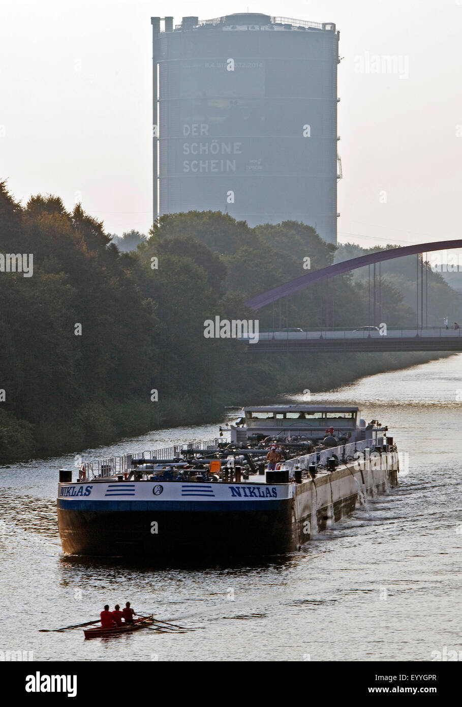 Ruderboot und Bulk Carrier am Rhein-Herne-Kanal mit Gasometer, Oberhausen, Ruhrgebiet, Nordrhein-Westfalen, Deutschland Stockfoto