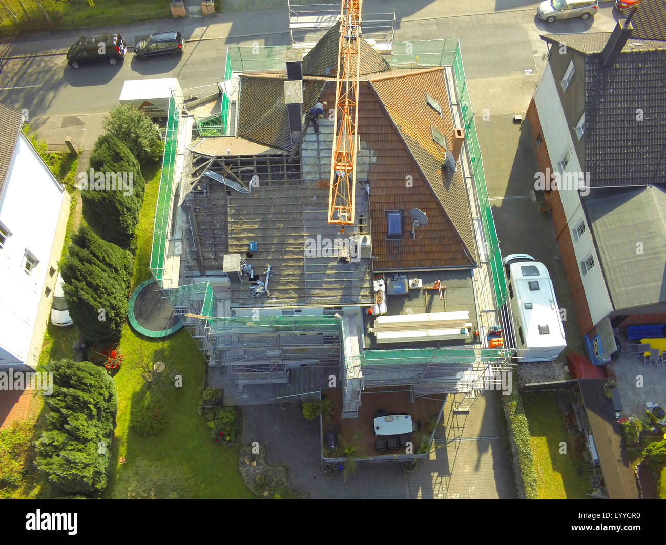 Entfernen von alten Fliesen eines Daches, Luftaufnahme, 23.04.2015, Witten, Ruhrgebiet, Nordrhein-Westfalen, Deutschland Stockfoto