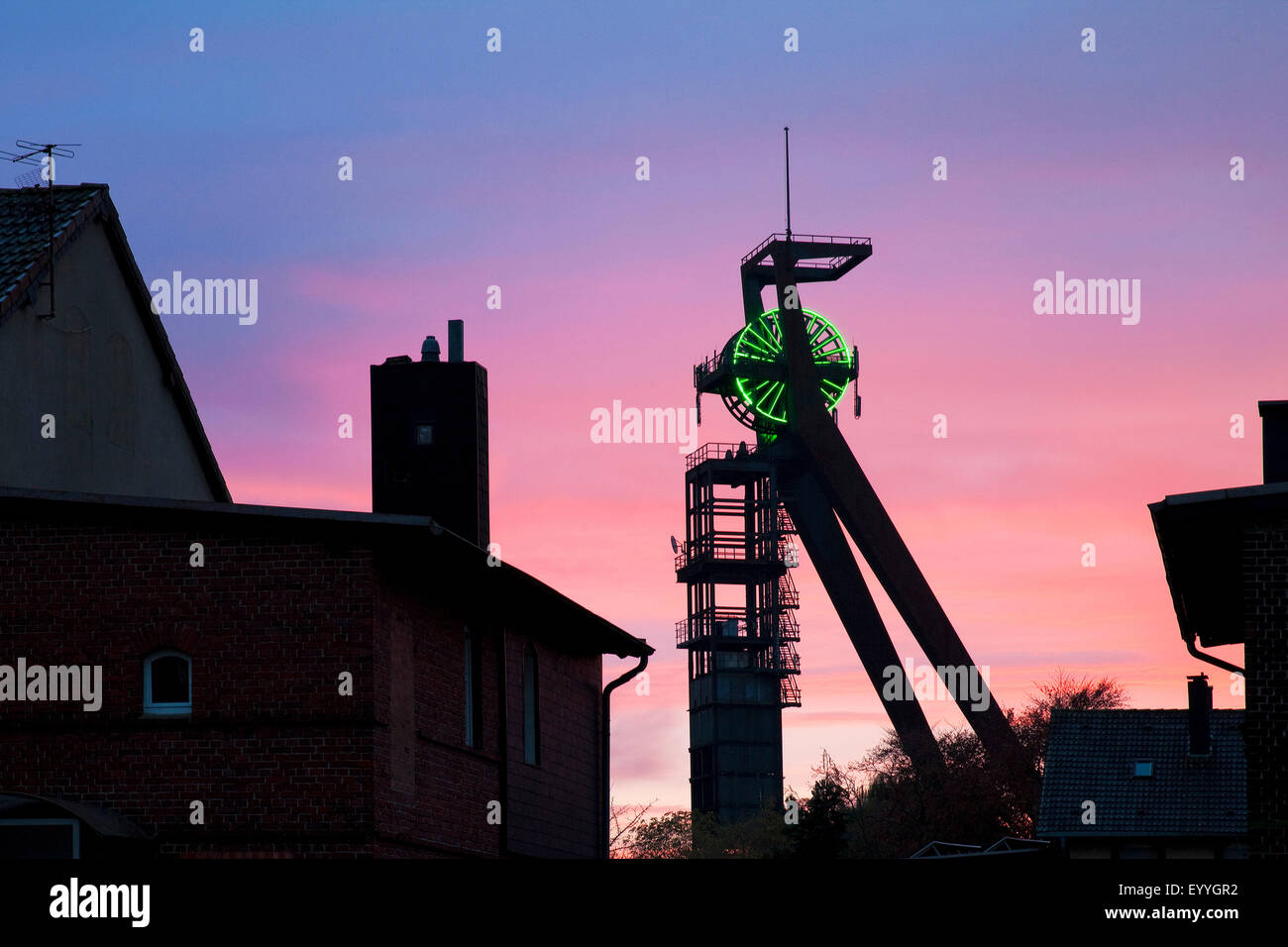 Triangle Distrikt der Bergleute Hochlarmark mit Förderturm, Recklinghausen, Ruhrgebiet, Nordrhein-Westfalen, Deutschland Stockfoto