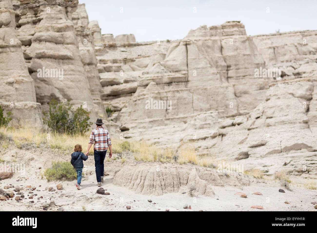 Vater und Sohn Wüste Felsformationen erkunden Stockfoto